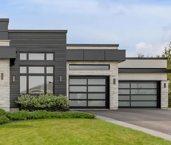 Contemporary modern home with California full-view garage doors, made in Canada by Garaga