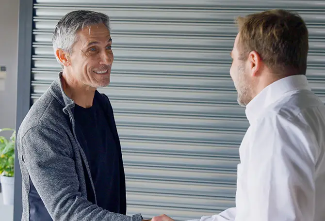 Garaga marketing agent shaking hands with a client to conclude an agreement for marketing services.