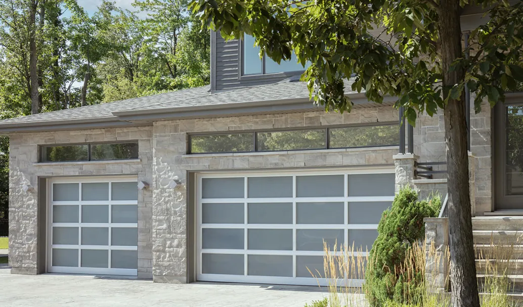 California, 10' x 8' and 14' x 8', Anodized aluminum frame, White Sandblasted glass