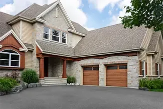 Vantage Plank, 8' x 7', Cedar HD Wood Tone doors, Tinted windows