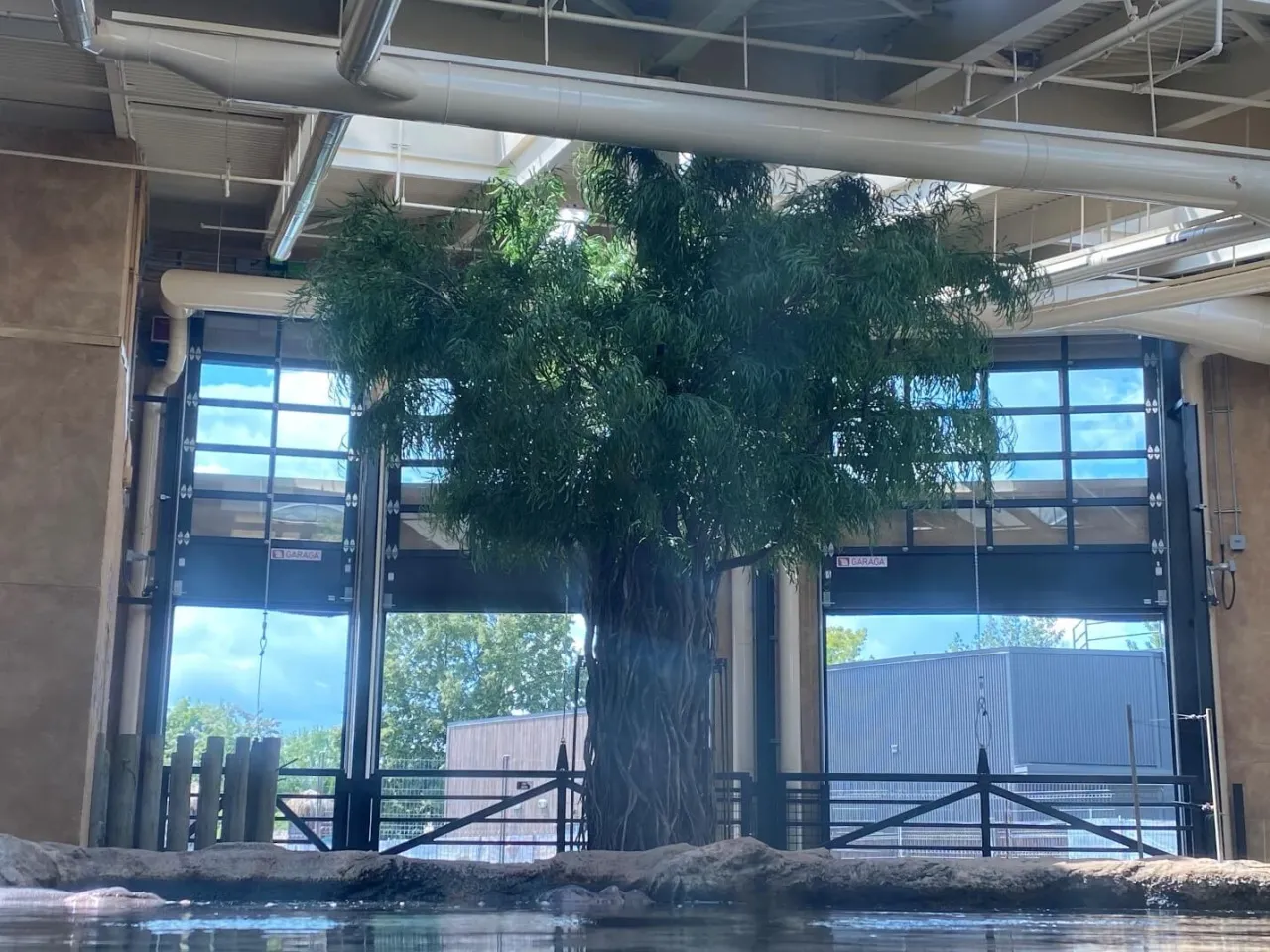 G-4400 Garaga garage door - Granby Zoo