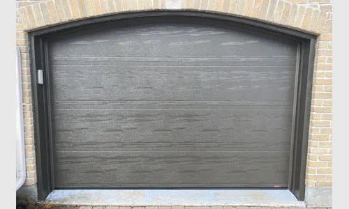 Brick house with Moderno 2 beads garage door, 10' x 7', Moka Brown