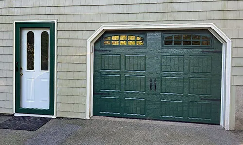 Standard+ North Hatley SP garage door, 9' x 6', Evergreen, Clear windows with Cascade insert